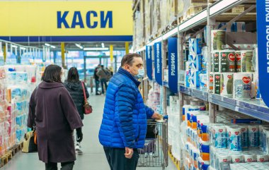 KYIV, UKRAINE - 27 Mart. 2020 yılı. COVID-19 virüsü yüzünden Kiev şehrinde karantina var. Tıp maskeli insanlar süpermarketten yiyecek satın alıyorlar..