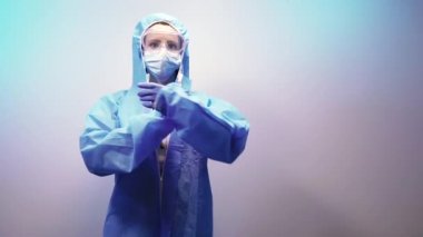 Antivirüs kostümü. Güvenlik gözlüklü, tıbbi maskeli ve antivirüs kostümlü bir kadın..