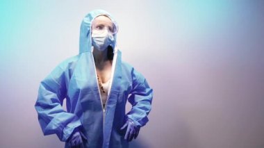 Antivirüs kostümü. Güvenlik gözlüklü, tıbbi maskeli ve antivirüs kostümlü bir kadın..