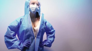 Antivirüs kostümü. Güvenlik gözlüklü, tıbbi maskeli ve antivirüs kostümlü bir kadın..