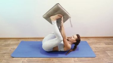 Ev egzersizi. Evde spor yapan bir kadın. Karın egzersizi ve düz karın..