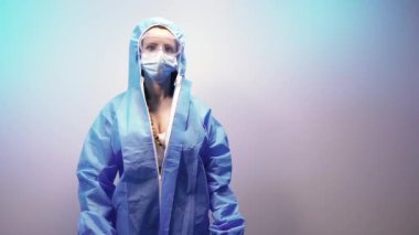 Antivirüs kostümü. Güvenlik gözlüklü, tıbbi maskeli ve antivirüs kostümlü bir kadın..