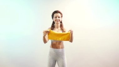 Ev egzersizi. Evde spor yapan bir kadın. Karın egzersizi ve düz karın..