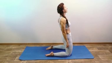 Ev egzersizi. Evde spor yapan bir kadın. Esnek kalçaları çalıştırın.