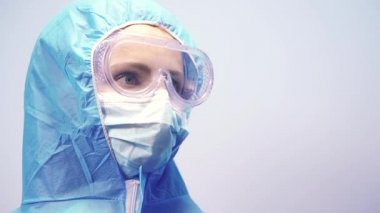 Antivirüs kostümü. Güvenlik gözlüklü, tıbbi maskeli ve antivirüs kostümlü bir kadın..