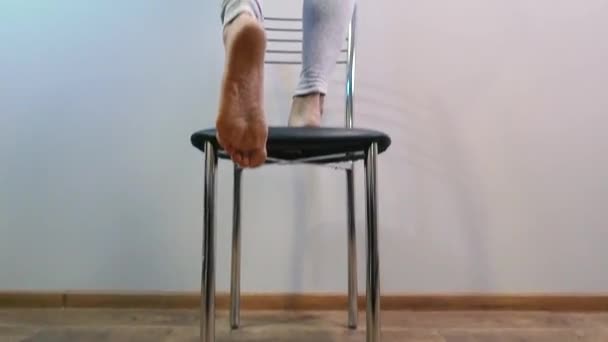 Exercice Domicile Femme Faisant Exercice Sportif Maison Exercice Élastique Fesses — Video