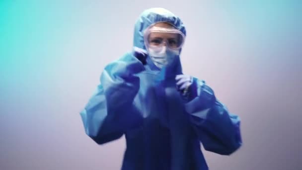 Virüs Koruyucu Virüs Kıyafetli Bir Kadın Havaya Yumruk Atıyor — Stok video