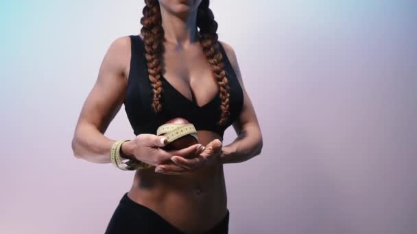 Dieta Chica Deportiva Sostiene Una Manzana Una Mano — Vídeos de Stock