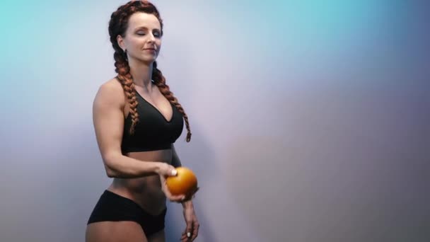 Frutas Uma Mulher Com Uma Figura Fina Joga Uma Laranja — Vídeo de Stock