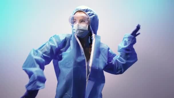 Вирус Танцует Женщина Защитном Антивирусном Костюме — стоковое видео