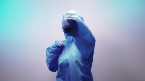 ウイルスだ 空気中の保護ウイルス対策のスーツの女性が拳 — ストック動画