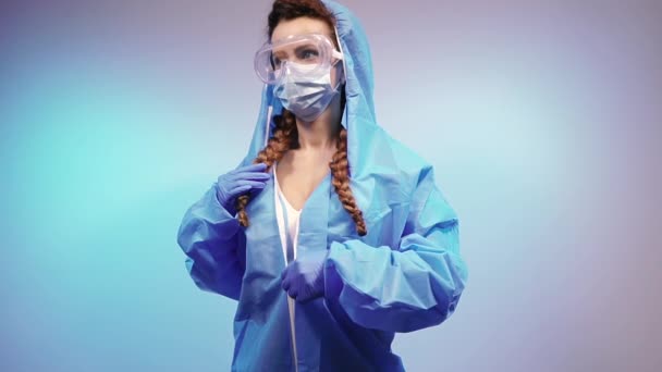 Costume Antivirus Donna Con Occhiali Sicurezza Maschera Medica Tuta Antivirus — Video Stock