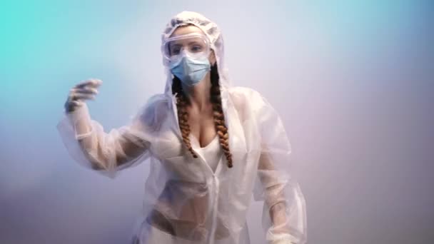 Virus Eine Frau Schutzanzug Tanzt — Stockvideo
