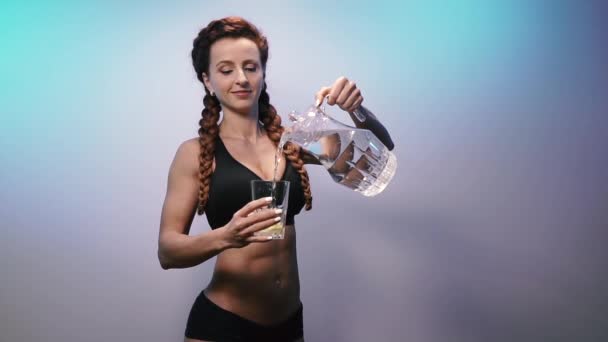 Питьевая Вода Спортивная Девушка Наливает Воду Стакан — стоковое видео