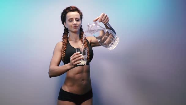 Πόσιμο Νερό Αθλητικό Κορίτσι Ρίχνει Νερό Ένα Ποτήρι — Αρχείο Βίντεο