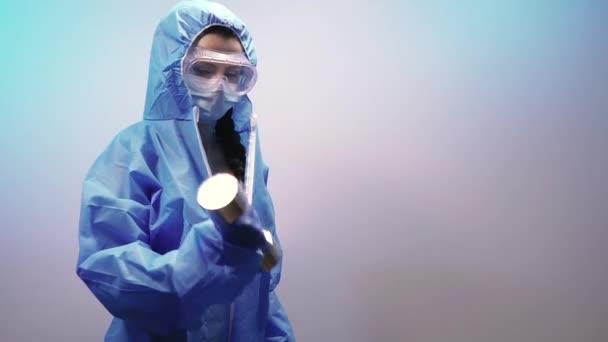 Virus Eine Frau Medizinanzug Macht Übungen Mit Einer Hantel — Stockvideo