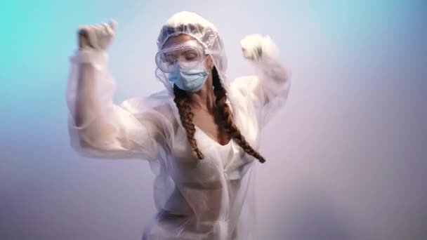 Virus Una Mujer Con Traje Antivirus Protector Está Bailando — Vídeo de stock