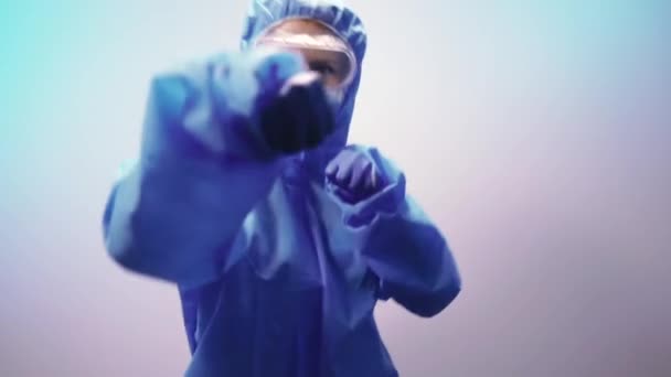 Вирус Женщина Защитном Антивирусном Костюме Поднимает Кулаки Воздух — стоковое видео