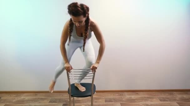 Αρχική Άσκηση Γυναίκα Που Κάνει Γυμναστική Στο Σπίτι Άσκηση Ελαστική — Αρχείο Βίντεο