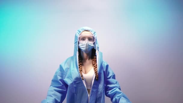 Ιός Γυναίκα Προστατευτικό Antivirus Κάνει Μια Χειρονομία Καρδιάς Χέρια Της — Αρχείο Βίντεο