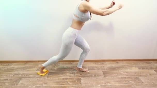 在家锻炼 女人在家里做运动 腹部运动和扁平的胃 — 图库视频影像