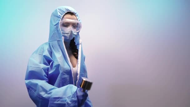 Virus Eine Frau Medizinanzug Macht Übungen Mit Einer Hantel — Stockvideo