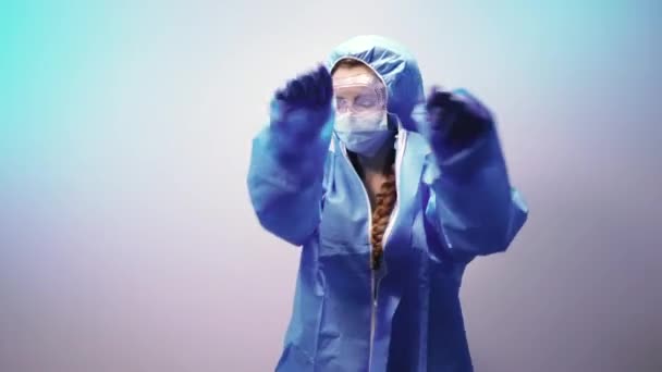 ウイルスだ 保護ウイルス対策のスーツの女性が踊っている — ストック動画