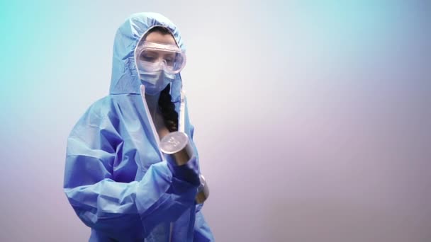 Virus Una Mujer Con Traje Médico Hace Ejercicios Con Una — Vídeos de Stock