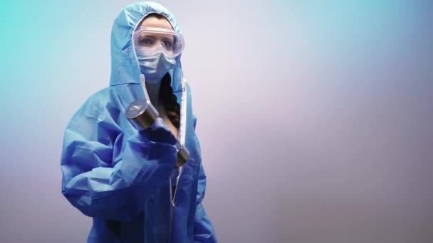 Virüs Takım Elbiseli Bir Kadın Halterle Egzersiz Yapıyor — Stok video