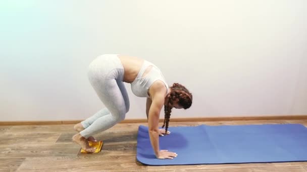 Αρχική Άσκηση Γυναίκα Που Κάνει Γυμναστική Στο Σπίτι Κοιλιακή Άσκηση — Αρχείο Βίντεο