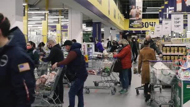 Kyiv Ukraine 3月27日 2020年 Covid 19ウイルスによるキエフ市内の隔離 医療用マスクの人々はスーパーマーケットで食べ物を買っています — ストック動画