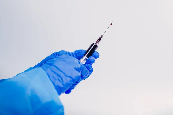 Virus Doctor Holds Syringe Filled Blood — Stock Photo, Image