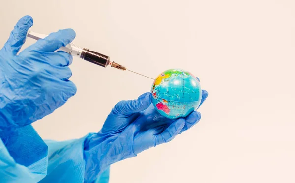 Virus Der Arzt Spritzt Dem Planeten Erde Eine Spritze — Stockfoto