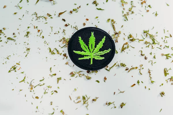 Konopí Patch Oblečení Kresbou Listu Marihuany — Stock fotografie
