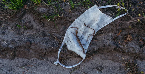 Medicinsk Mask Den Använda Medicinska Masken Ligger Marken — Stockfoto