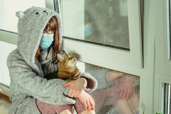 Quarantena Una Donna Con Una Maschera Protettiva Medica Seduta Davanzale — Foto Stock