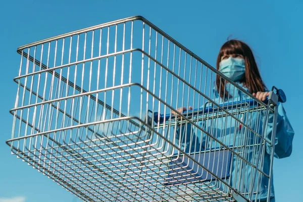 Shopping Cart Woman Protective Medical Mask Carries Clean Medical Cart — Stock Photo, Image