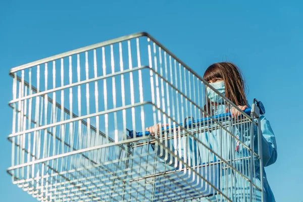 Shopping Cart Woman Protective Medical Mask Carries Clean Medical Cart — Stock Photo, Image