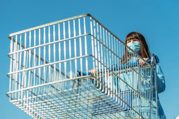 Carro Compras Una Mujer Con Una Máscara Médica Protectora Lleva — Foto de Stock