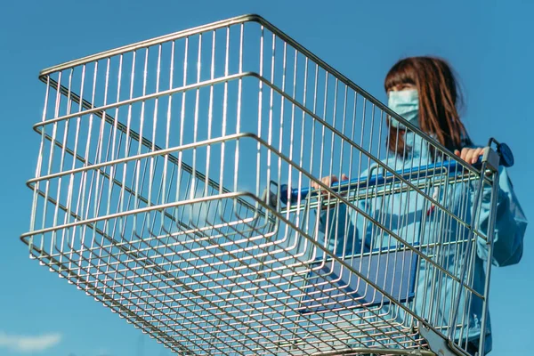 Carrello Della Spesa Una Donna Con Una Maschera Medica Protettiva — Foto Stock