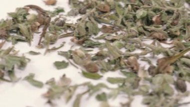 Esrar. Kurutulmuş marihuana otu. Uyuşturucu..