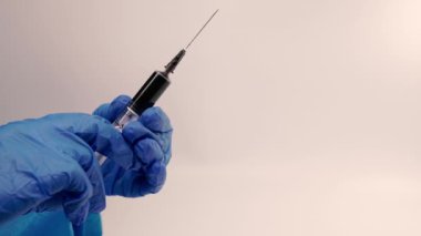 Virüs. Doktor elinde kanla dolu bir şırınga tutuyor..