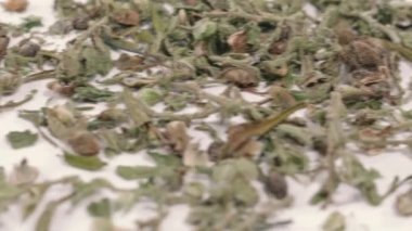 Esrar. Kurutulmuş marihuana otu. Uyuşturucu..