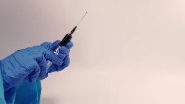 Virüs. Doktor elinde kanla dolu bir şırınga tutuyor..