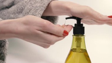 Sıvı sabun. Elleri dezenfekte etmek için sabun şişesi..