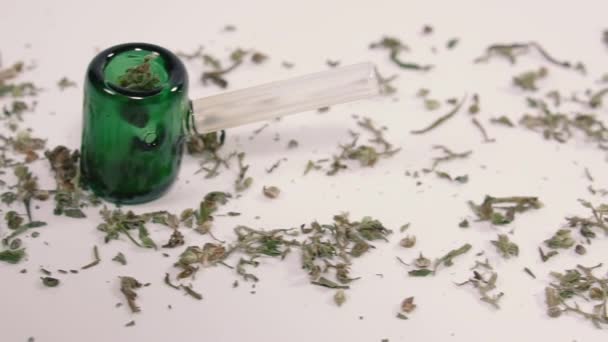 Cannabis Erba Marijuana Con Pipa Fumante — Video Stock