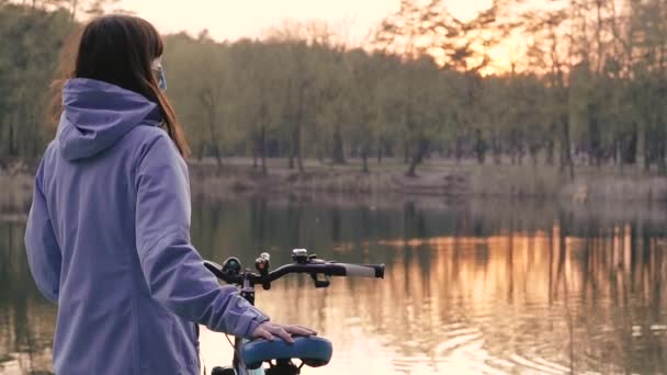 Вірус Жінка Велосипедом Захисною Медичною Маскою Стоїть Парку — стокове відео