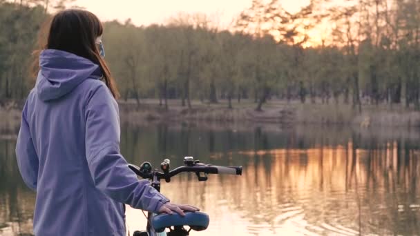 Virus Une Femme Avec Vélo Masque Médical Protection Est Debout — Video