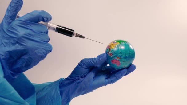 Vírus Médico Faz Uma Injeção Planeta Terra — Vídeo de Stock
