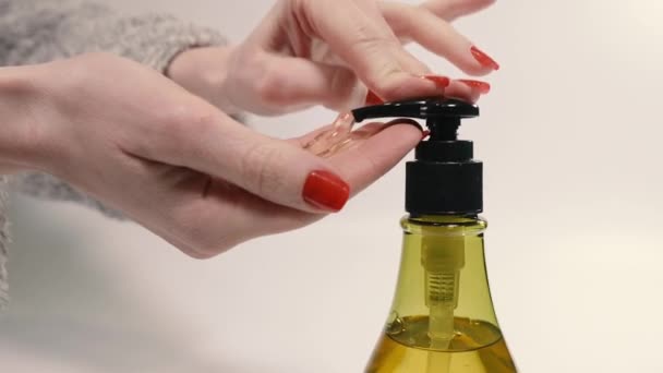 Flytande Tvål Flaska Med Tvål För Att Desinficera Händer — Stockvideo
